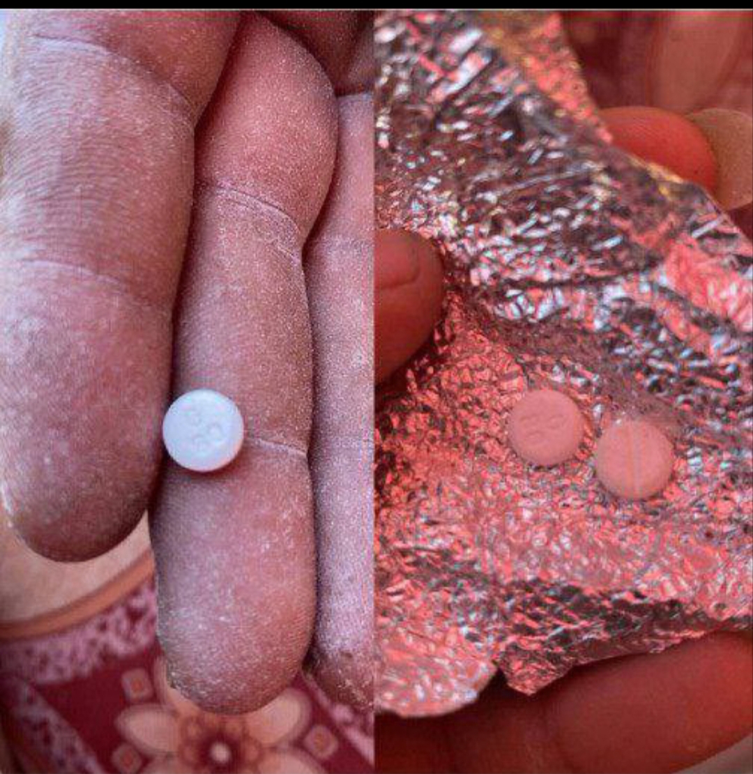 Petugas medis Gaza menunjukkan sampel tepung bantuan yang tercemar pil opioid hancur. (AFP via Getty Images)