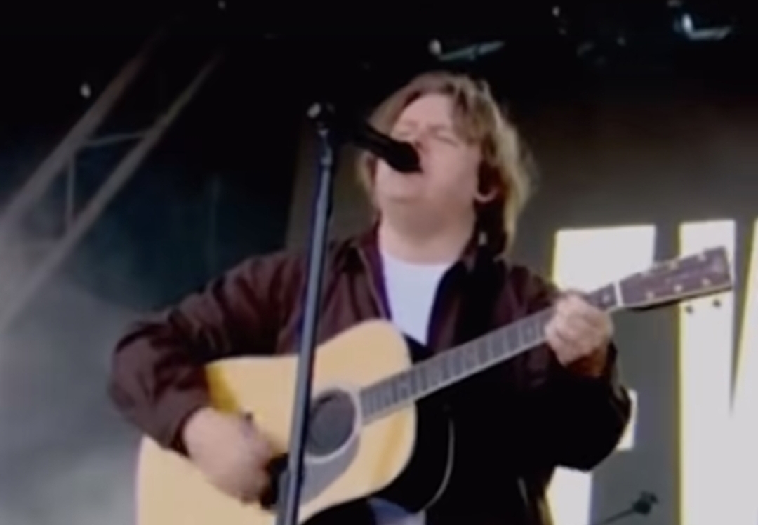 Kisah Lewis Capaldi di Glastonbury 2025 bukan sekadar comeback musik biasa. Ini adalah bentuk nyata perjuangan seorang musisi melawan keterbatasan, lalu bangkit. (Foto: instagram)