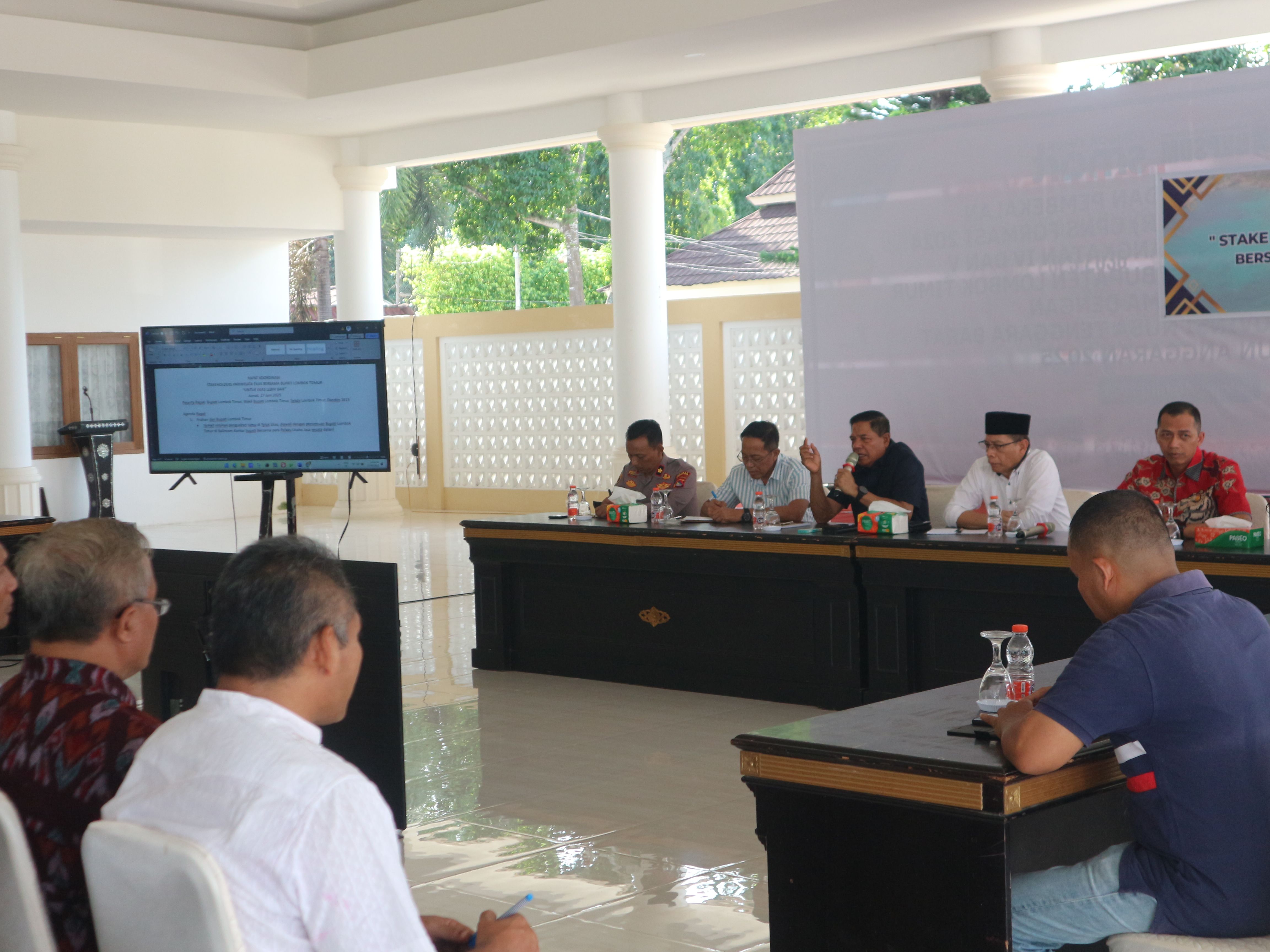 Bupati Lombok Timur H Haerul Warisin  mengumpulkan para pelaku wisata dan pihak terkait guna  membahas penerapan awiq-awiq pengelolaan wisata Teluk  Ekas, Jumat (27/6) (Supardi/Lombok post)