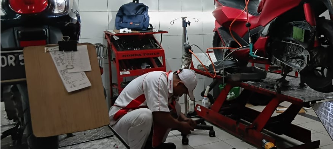 Bisa Loh Servis Cepat Kurang dari 30 Menit Jalur PIT Express Astra Motor Ampenan. (NURUL/LOMBOK POST)