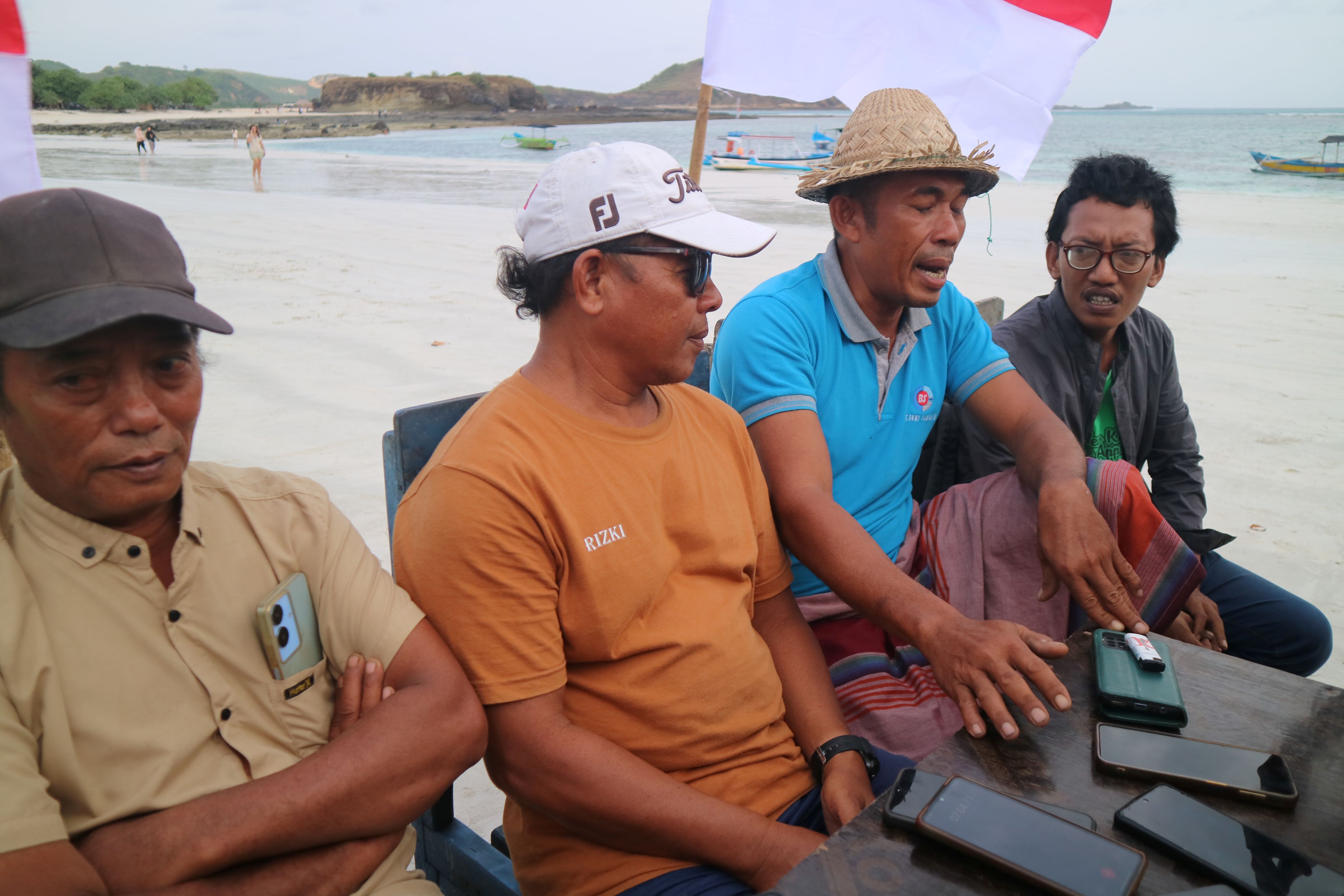 BERTAHAN: Pemilik lapak memilih bertahan seiring berakhirnya waktu pengosongan lapak oleh ITDC di pesisir Pantai Tanjung Aan, Desa Sengkol, Pujut, Loteng, Sabtu (29/6).