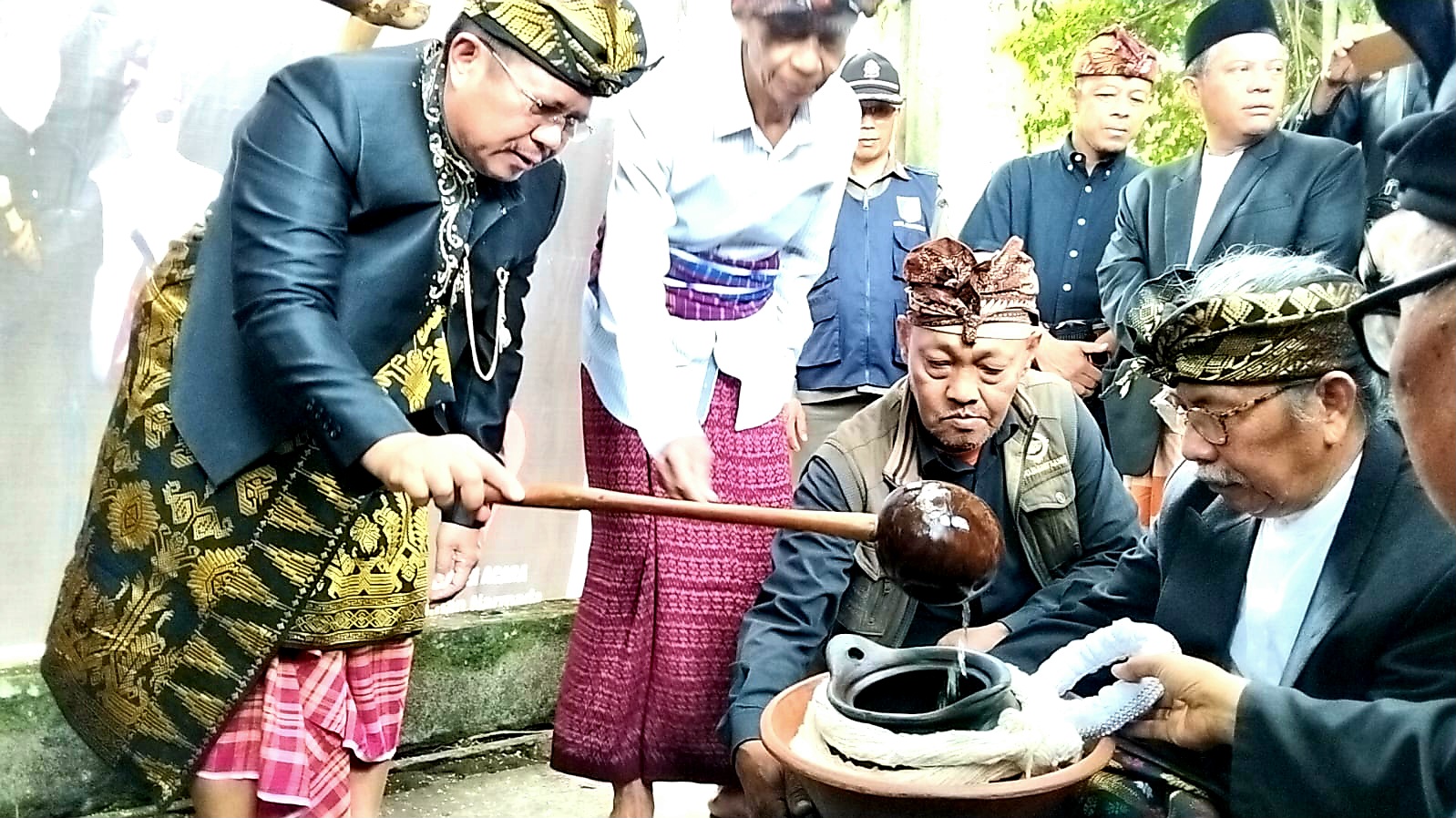 WISATA BUDAYA: Bupati Lobar Lalu Ahmad Zaini saat melakukan ritual mandian Keris Sasak di Taman Narmada, Sabtu (29/6).