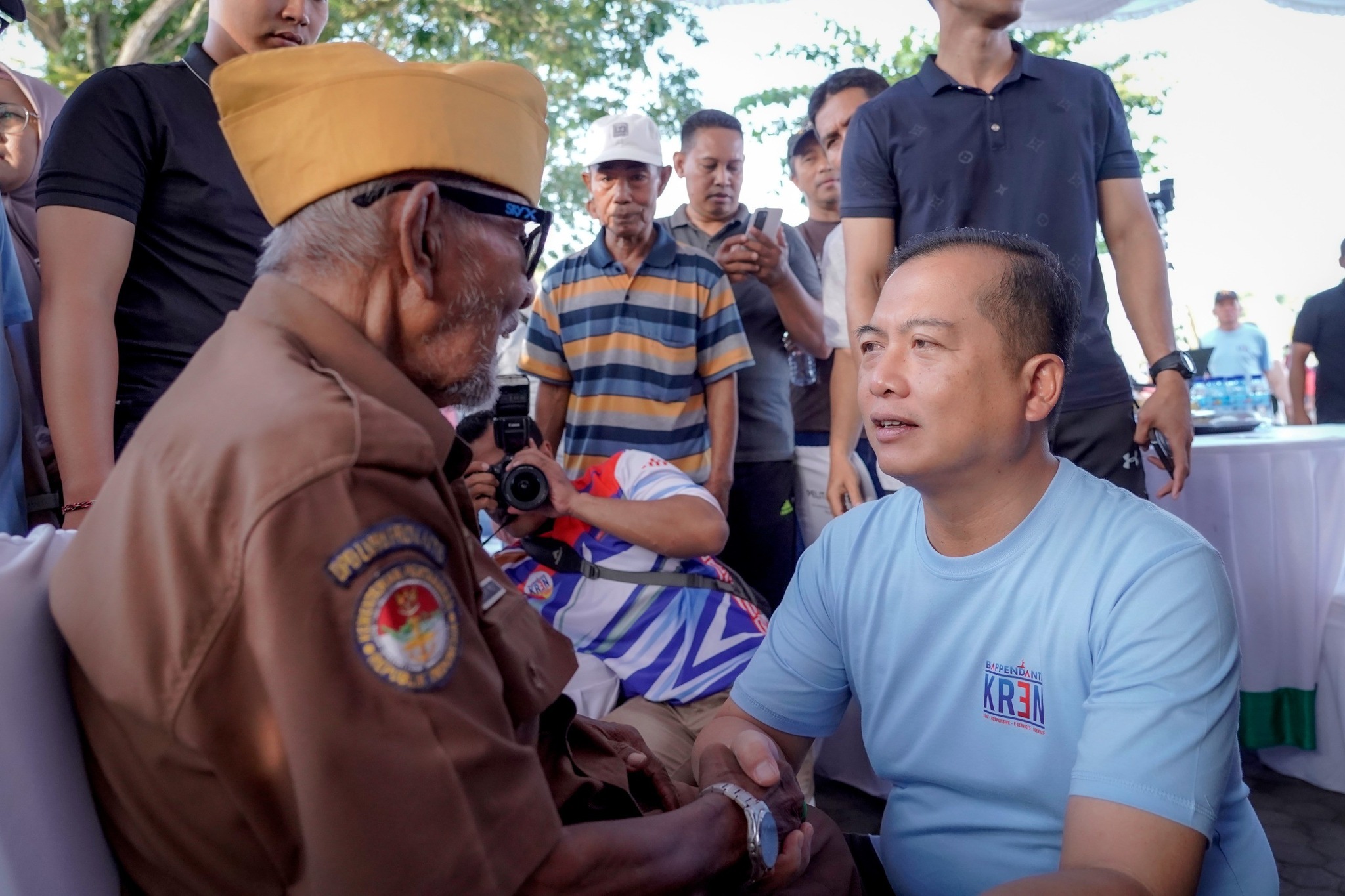 Gubernur NTB Lalu Muhamad Iqbal berbincang dengan perwakilan veteran, kala peluncuran Gebyar Diskon PKB, di Teras Udayana, Minggu (29/6).