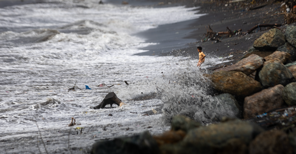 WASPADA: Seorang anak sedang bermain di tepi laut, beberapa waktu lalu.