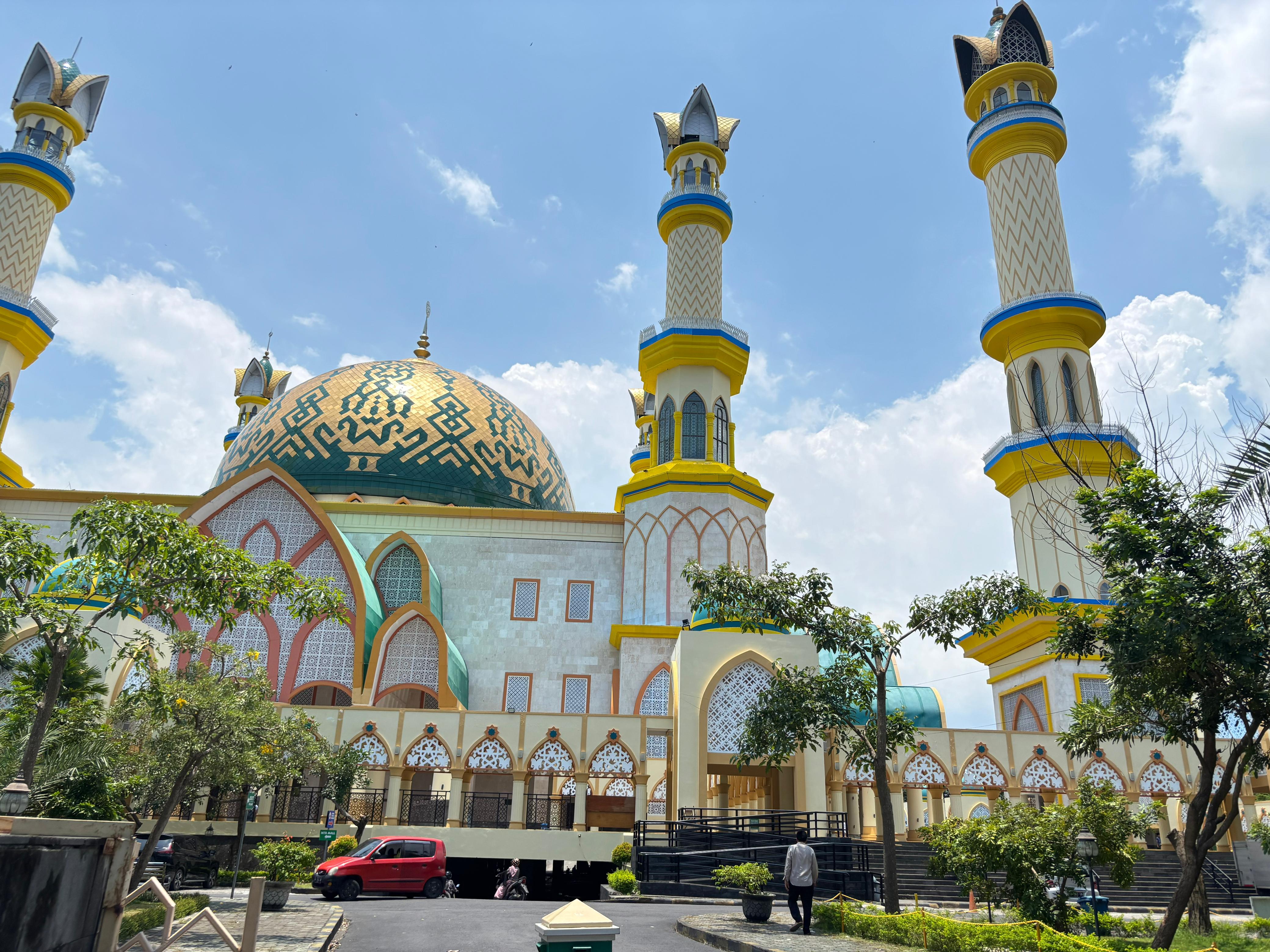 BERDIRI MEGAH: Pembangunan gedung semisal Islamic Center NTB, harus dilakukan SDM yang paham dan ahli di bidang konstruksi bangunan, untuk memastikan keamanan, kualitas, efisiensi, dan keberlanjutan.