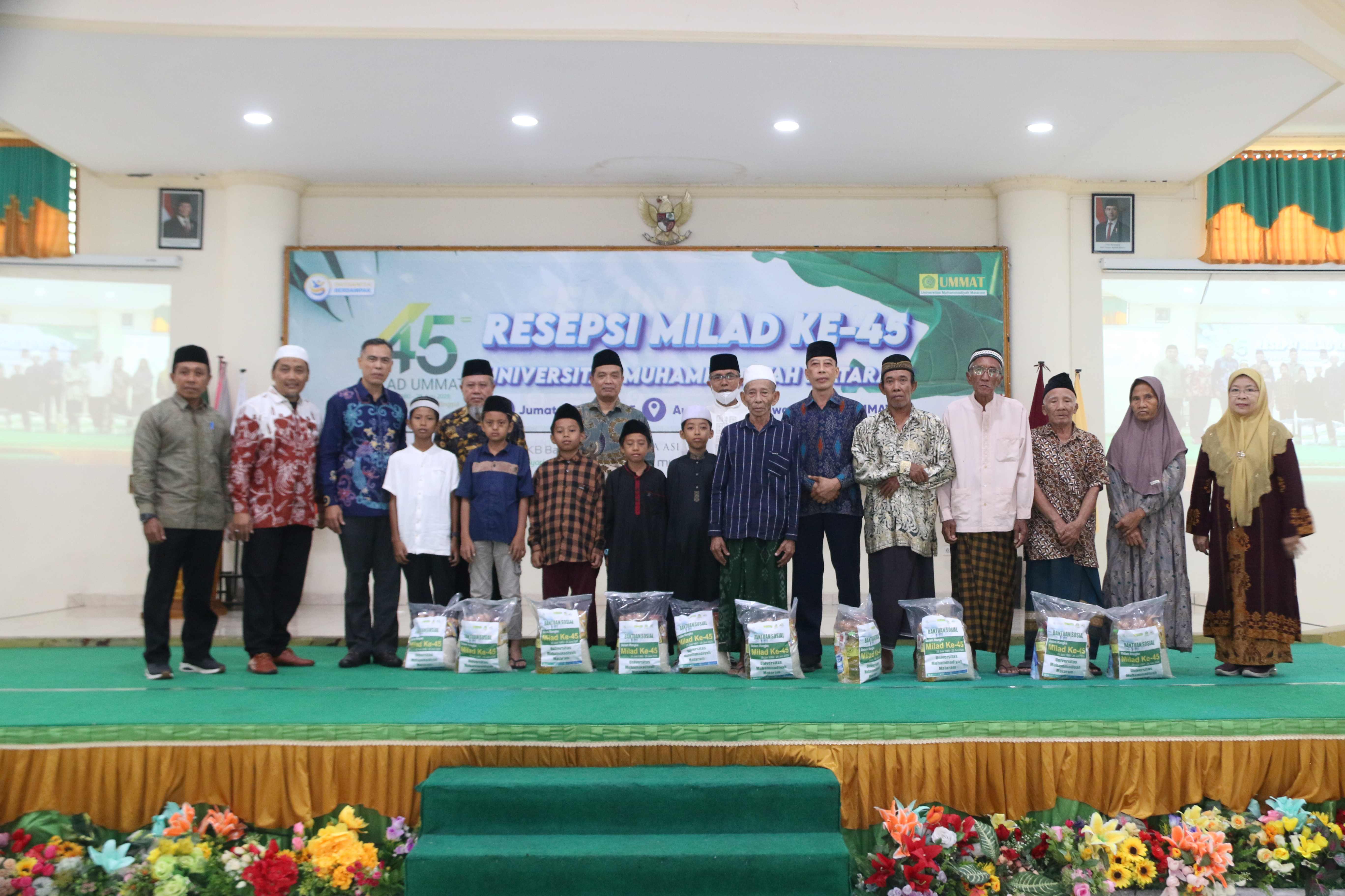 Baitul Mal UMMAT memberikan bantuan 150 paket sembako kepada masyarakat sekitar kampus, dalam perayaan Milad ke-45 UMMAT