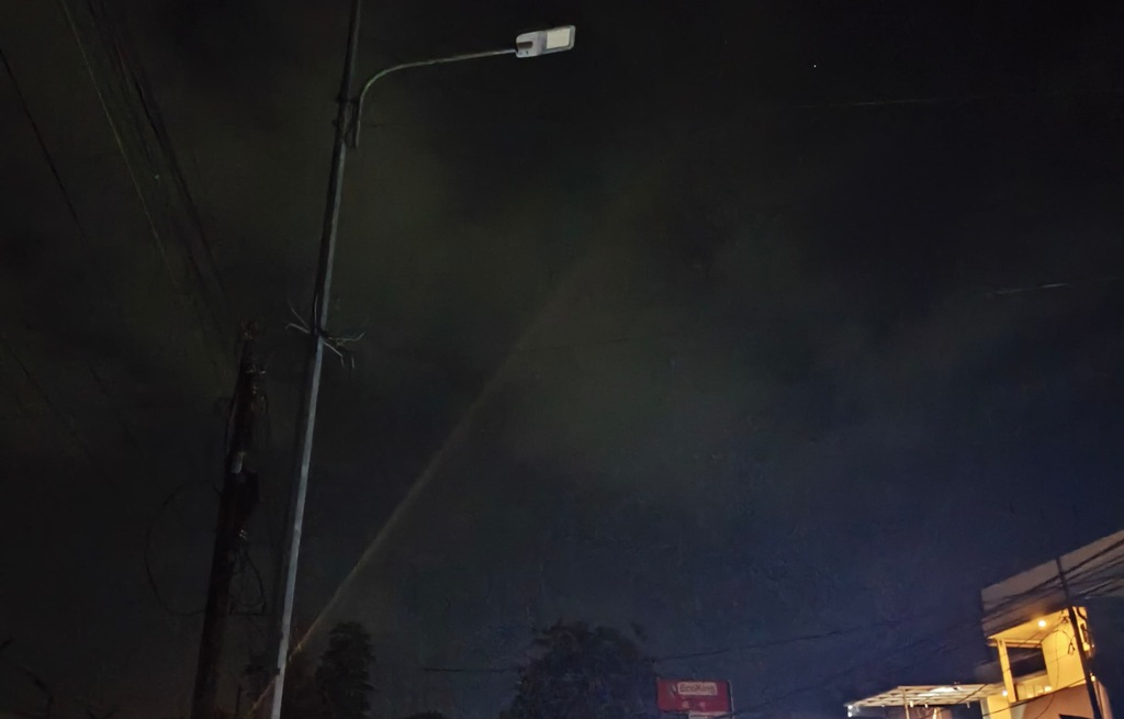 BIANG GELAP: Salah satu lampu LED yang terpasang di Jalan Saleh Hambali, Dasan Cermen, Kota Mataram yang mati, Sabtu (28/6).&nbsp;