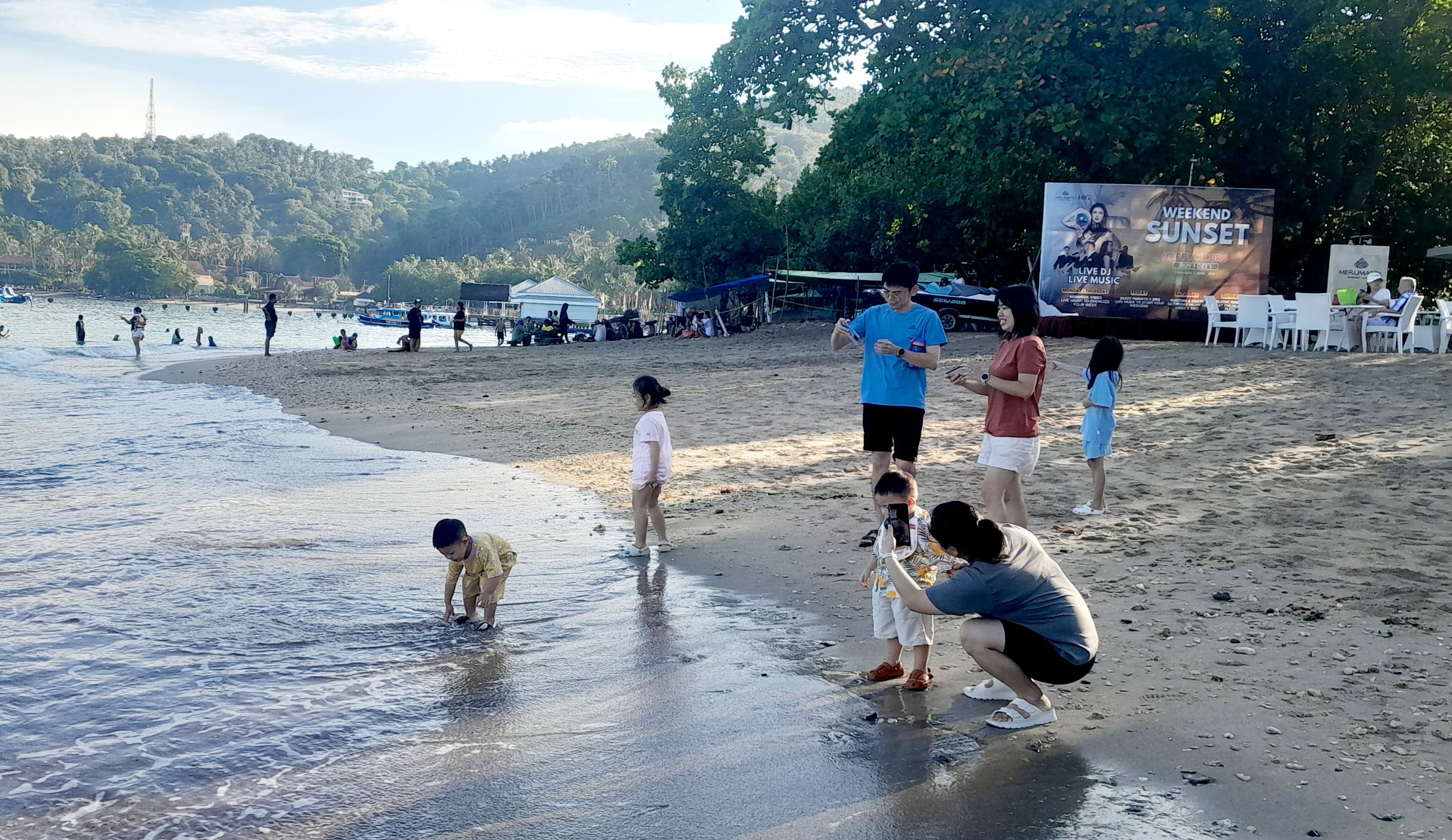 IKON PARIWISATA LOBAR: Sejumlah wisatawan terlihat berlibur bersama keluarganya ke Pantai Senggigi.