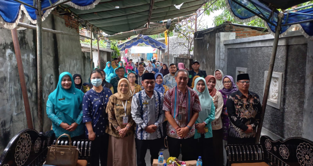 KOMPAK : Tim penilai lomba dan kader Posyandu di Ampenan saat foto bersama.