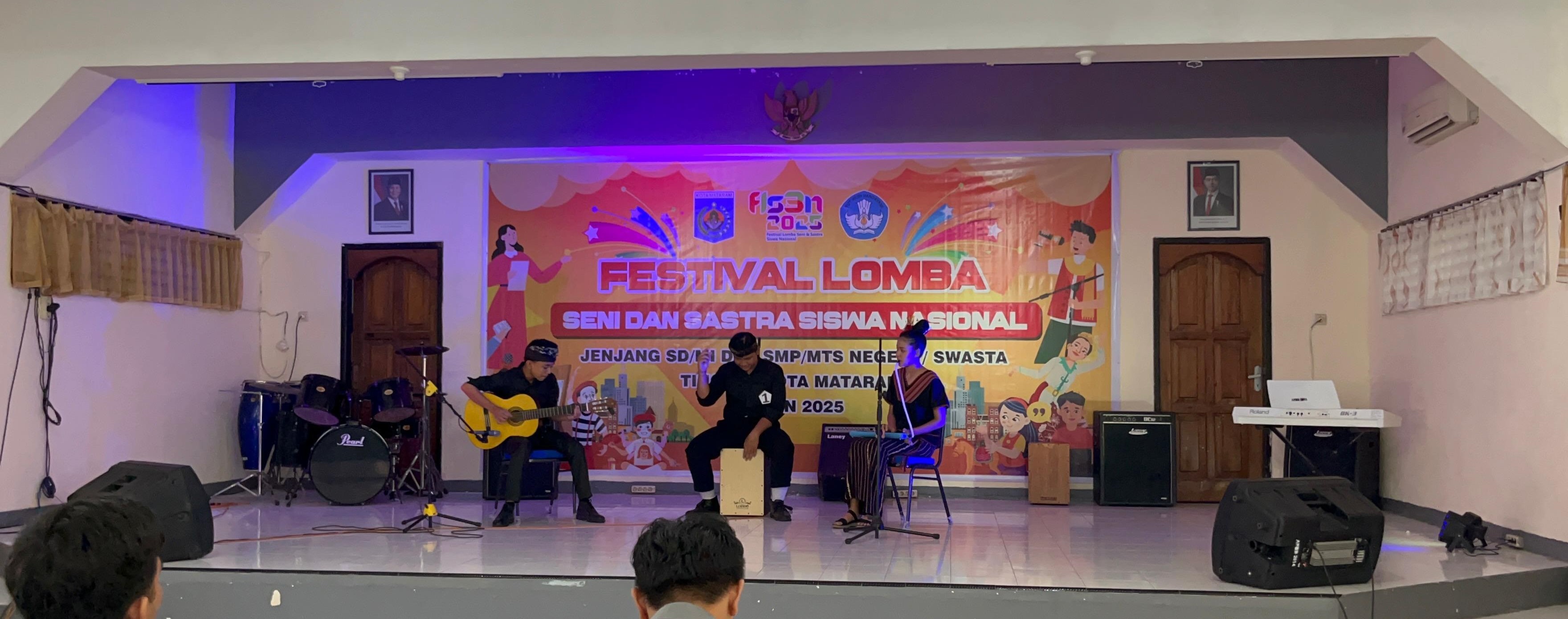 TAMPIL: Siswa SMPN 15 Mataram tampil pada ajang FLS3N Tingkat Kota Mataram bidang Ensambel Campuran Tiga Alat Musik, belum lama ini.