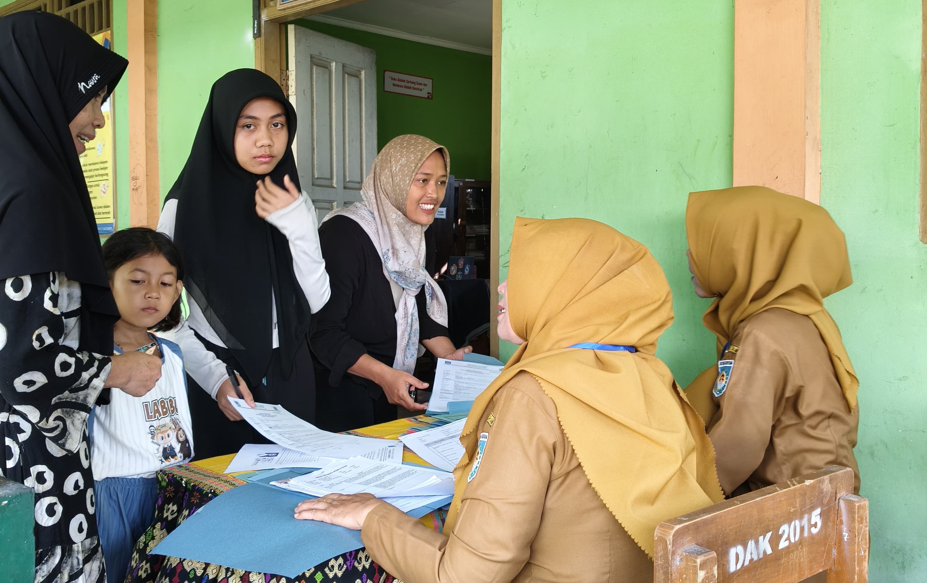 Calon siswa mendaftar jalur prestasi dan afirmasi di SMPN 21 Mataram, pekan lalu.