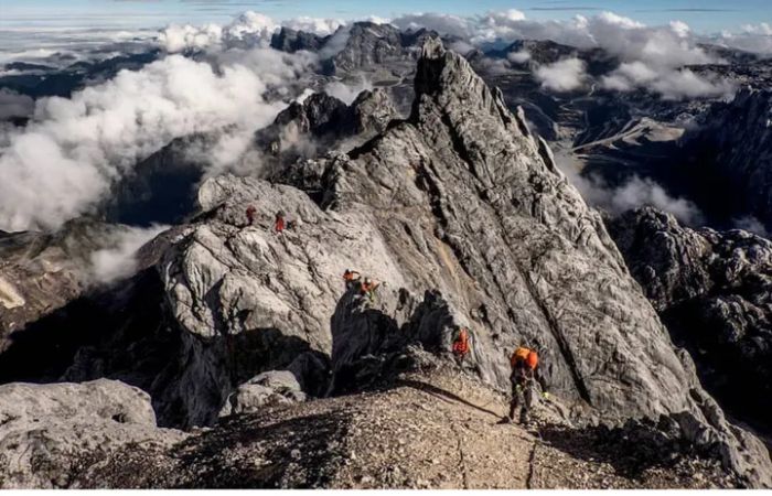 Gunung Carstensz di Pegunungan Jayawijaya