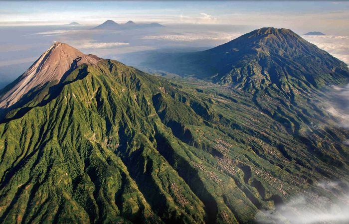 Gunung dengan jalur pendakian terekstrem di Indonesia selain Rinjani