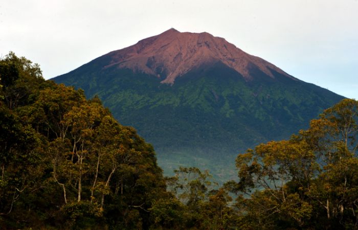 Gunung Kerinci yang memiliki jalur pendakian ekstrem