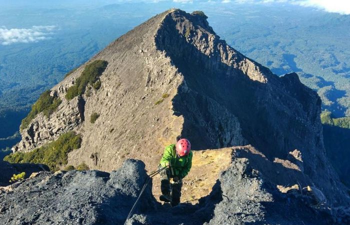 Gunung Raung yang memiliki jalur pendakian ektrem