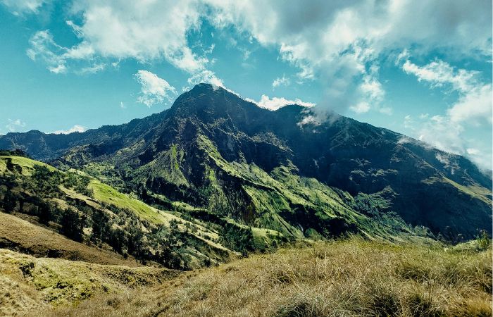 Ilustrasi Gunung Binaiya yang memiliki jalur pendakian ekstrem