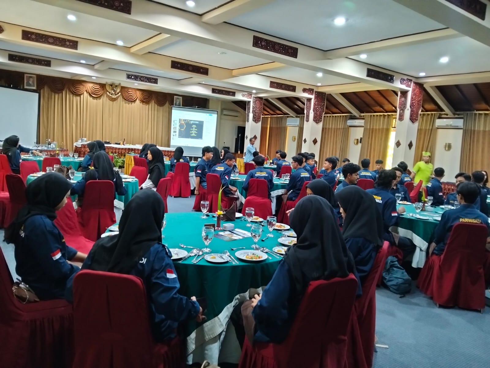 Suasana pembelajaran Program Studi Pariwisata Universitas Hamzanwadi menggelar kegiatan Kuliah Industri di The Jayakarta Lombok Beach Resort & Spa Senggigi.