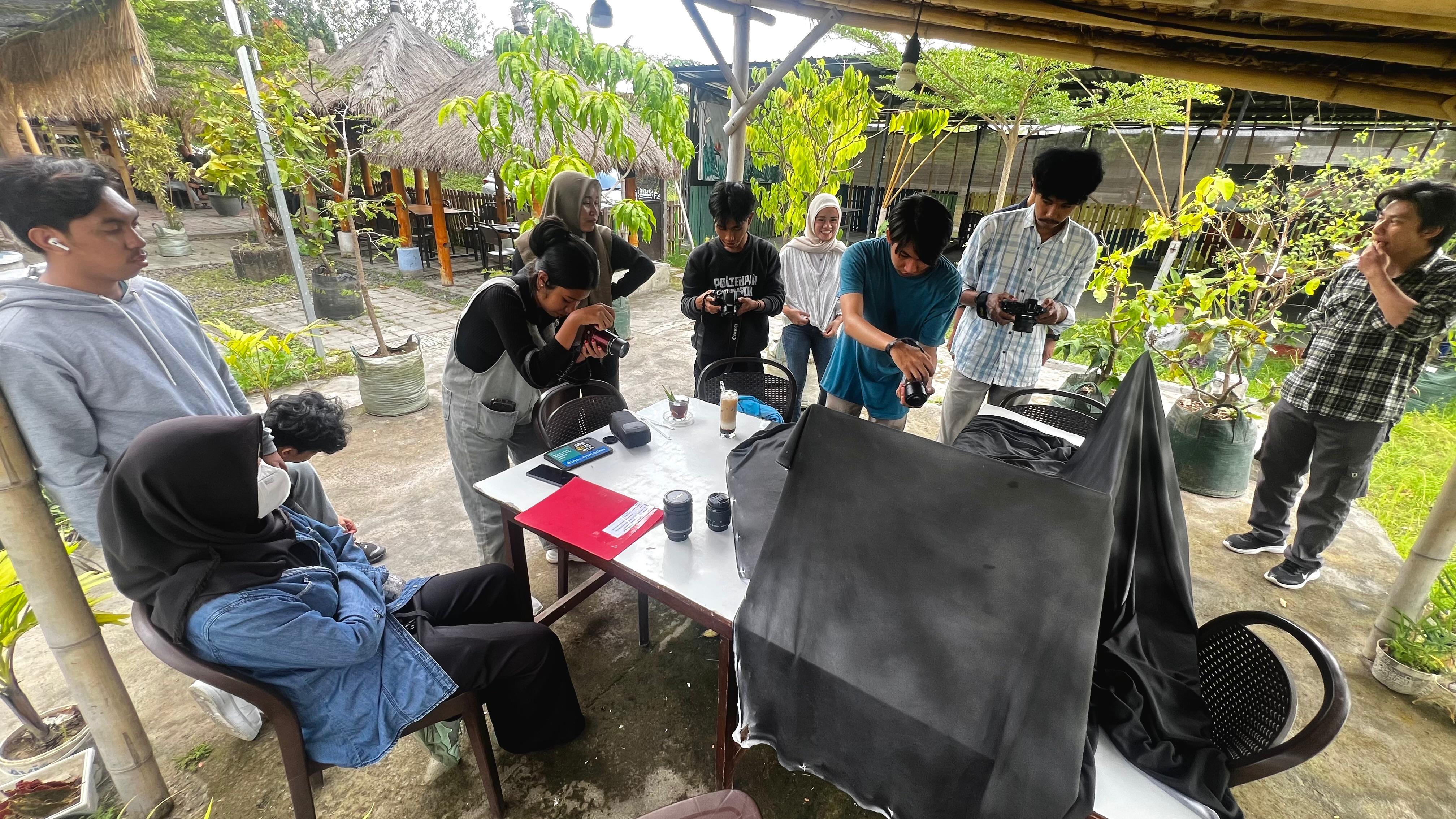 FOTOGRAFI : Mahasiwa DKV UBG kreasikan foto makanan dalam praktek fotografi aplikatif.