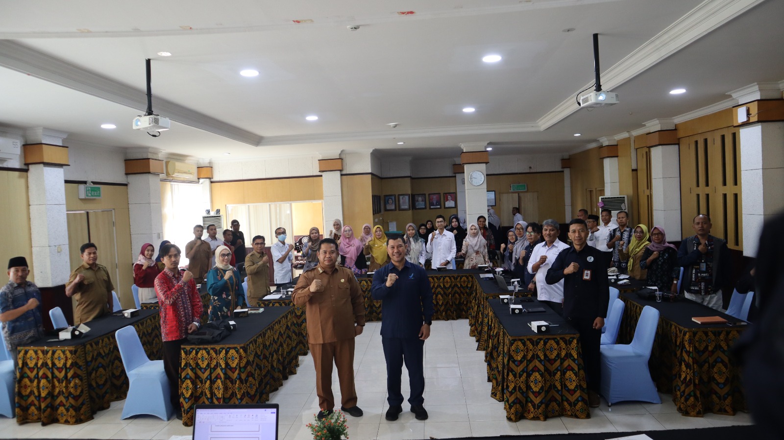 SINERGITAS: Kepala BBPOM Mataram Yosef Dwi Irwan bersama Kepala Dikes NTB dr. Lalu Hamzi Fikri bersama peserta Forum Konsultasi Publik BBPOM di Mataram Tahun 2025, Senin (30/6).
