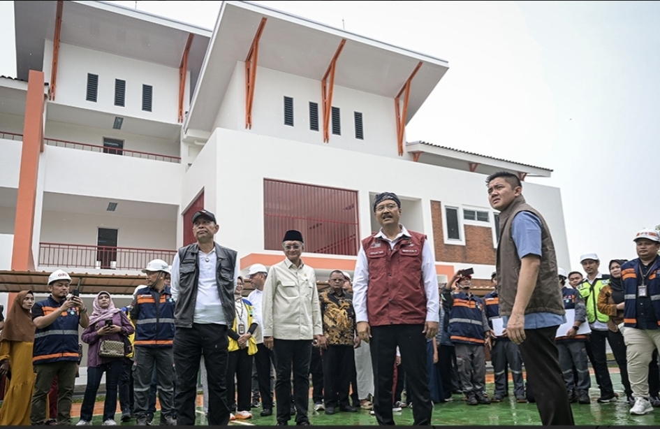 Menteri Sosial Saifullah Yusuf, Sekretaris Kabinet Teddy Indra Wijaya, Menteri Pekerjaan Umum Dody Hanggodo dan Wamensos Agus Jabo, saat kunjungan ke Sekolah Rakyat di Jakarta. (Foto: antara)