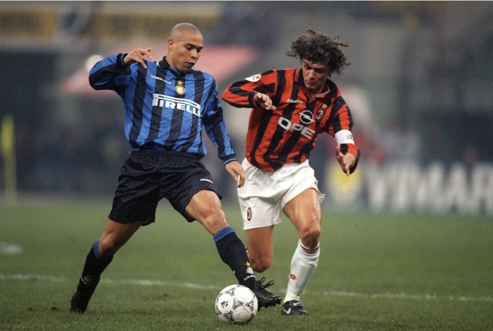 Kapten legendaris AC Milan Paolo Maldini berduel dengan Ronaldo Nazario.