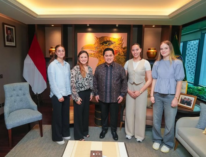 Erick Thohir bersama sejumlah pemain diaspora yang kini memperkuat Timnas Putri Indonesia di ajang Kualifikasi Piala Asia Wanita 2026.