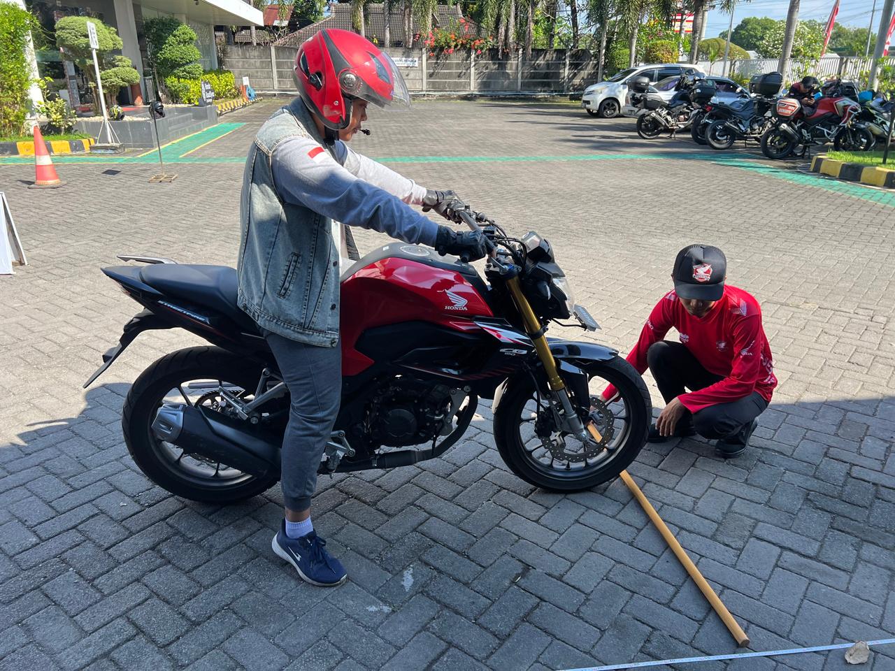 Berkendara Lebih Aman Kuasai Teknik Pengereman Kombinasi pada Motor Sport