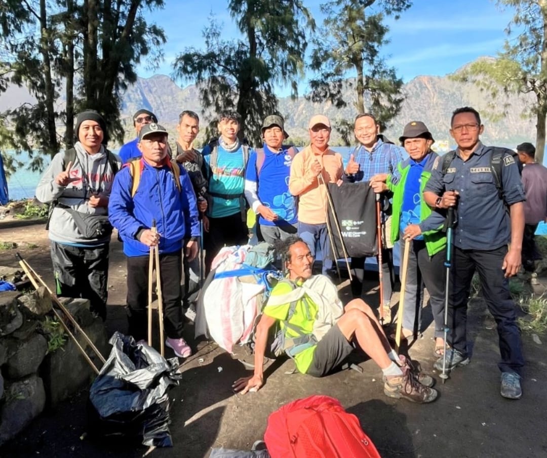 Usai angkat sampah di Danau Segara Anak sebagai komitmen Bluebird di Rinjani. Wakil Direktur Utama Sigit Djokosoetono Pimpin Aksi Bersih dan Serahkan Bantuan Kebersihan di Kawasan Gunung Rinjani.