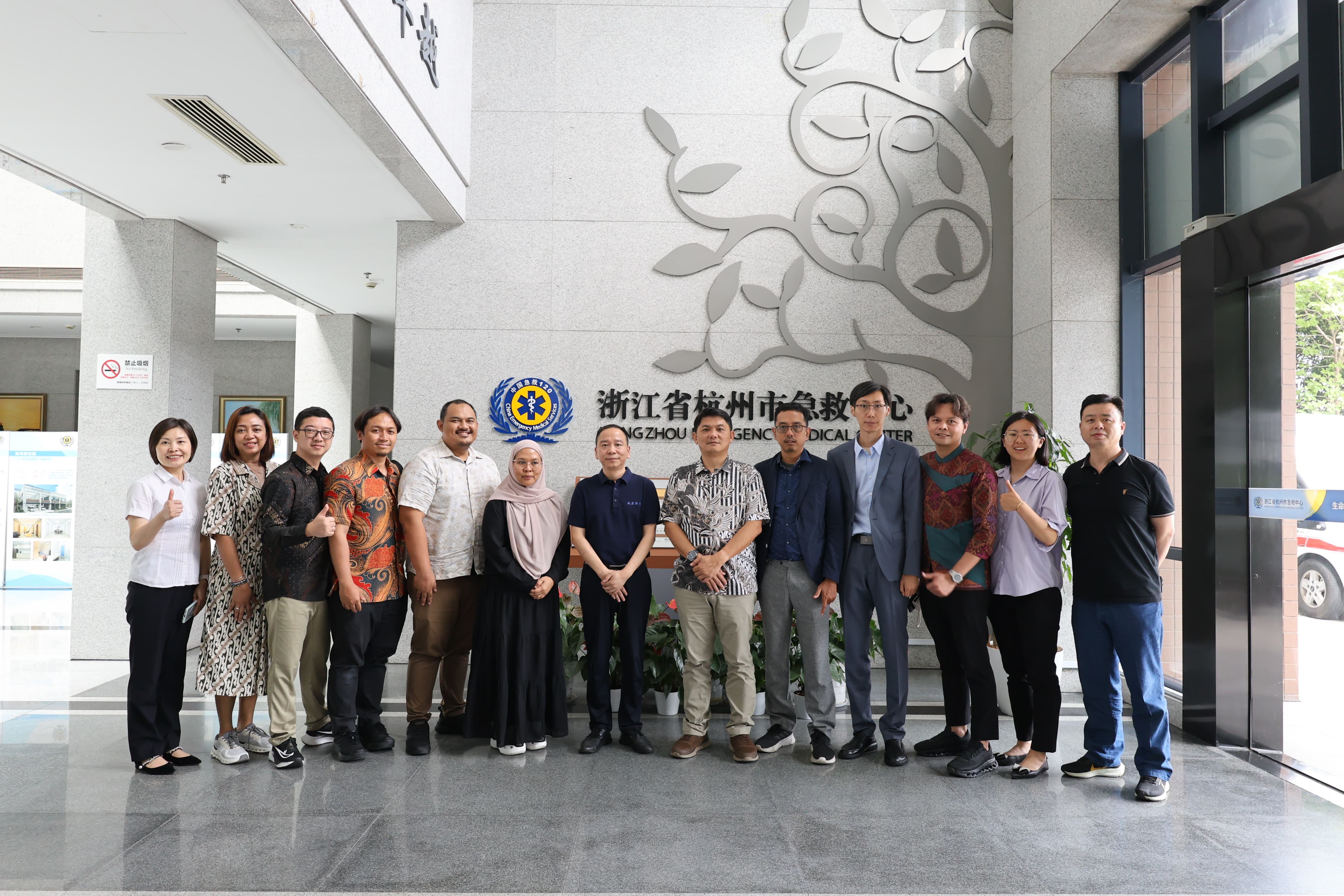 MENIMBA ILMU: Direktur RS Mandalika dr Oxy Tjahjo Wahjuni (berjilbab) saat mengikuti pelatihan sistem kegawatdaruratan di The Second Affiliated Hospital Zhejiang University, Hangzhou, China.
