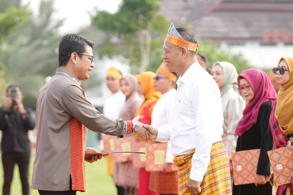 LANTIK: Bupati Dompu Bambang Firdaus bersalaman dengan salah seorang PPPK di Lapangan Beringin, Dompu, Sabtu (28/6).