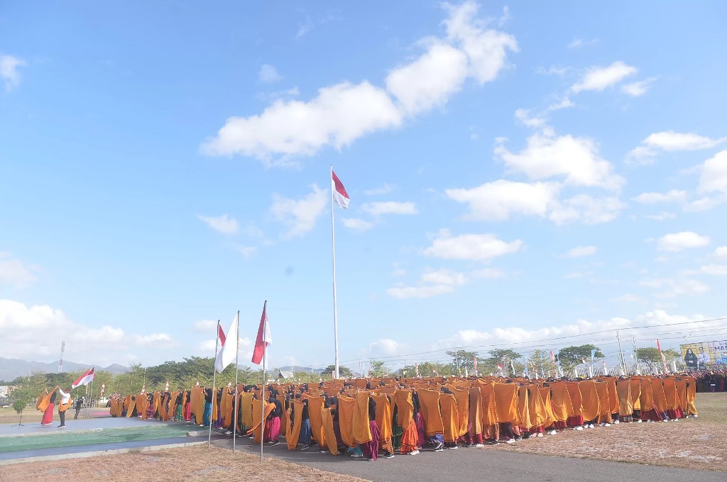 MERIAHKAN HUT BIMA: Tarian Kolosal Tembe Nggoli disuguhkan sebelum upacara hari jadi Bima ke-384 di halaman kantor Bupati Bima, 2024 lalu.