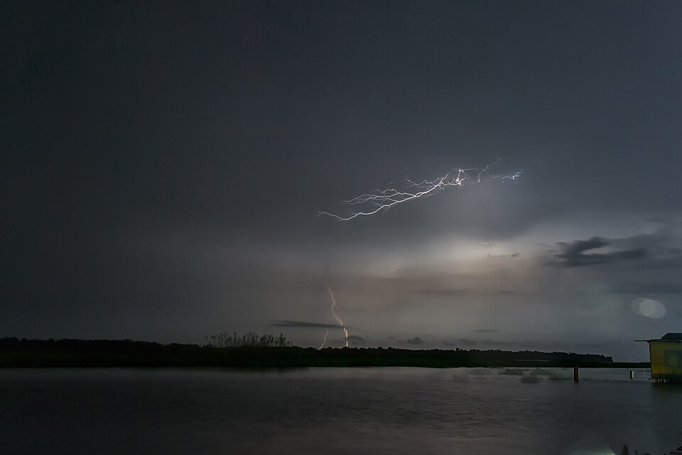 Petir di Danau Maracaibo, Venezuela. (FOTO: By Fernando Flores from Caracas, Venezuela - Catatumbo Lightning| Rayo del Catatumbo, CC BY-SA 2.0)