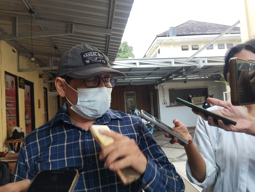 PENUHI PANGGILAN PEMERIKSAAN: Mantan Kepala Balai Jalan Wilayah Pulau Lombok pada Dinas Pekerjaan Umum dan Penataan Ruang (PUPR) NTB Ali Fikri memberikan keterangan usai diperiksa BPKP di Mapolresta.