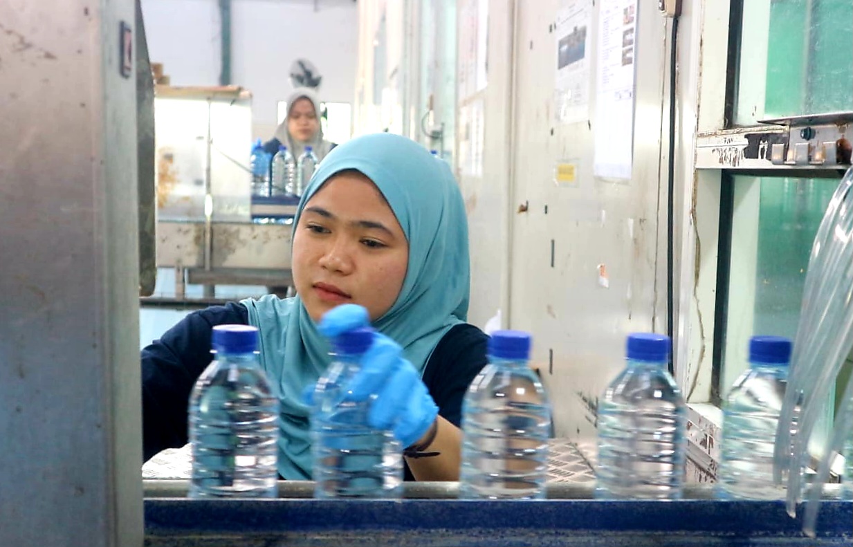 PRODUKSI: Beginilah suasana pabrik air kemasa PT Narmada Awet Muda yang ada di Lingsar, Lombok Barat.
