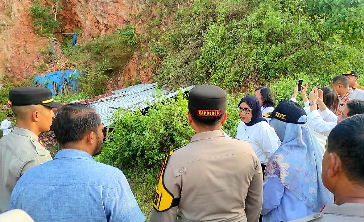 CEK LOKASI: Wakil Kepala I Badan Percepatan Pengentasan Kemiskinan RI Nanik Sudaryati Deyang telah meninjau langsung lokasi tambang rakyat di Dusun Mekaki, Desa Pelangan, Kecamatan Sekotong.