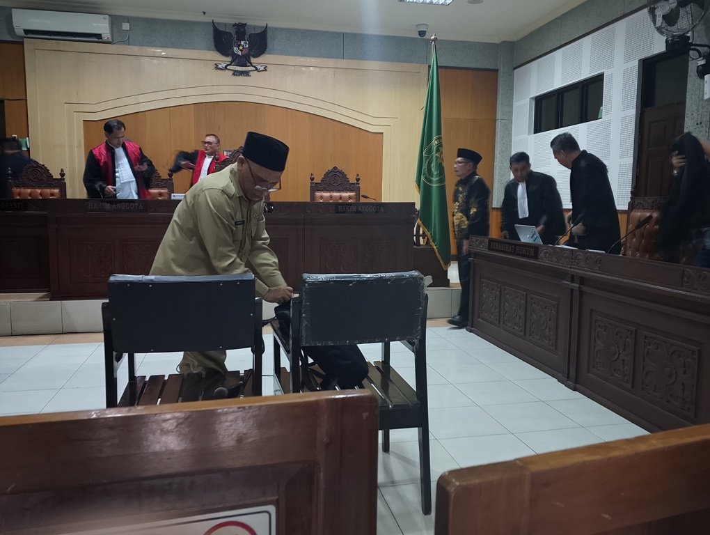 BERIKAN KESAKSIAN: Iswandi membawa datanya yang dihadirkan sebagai saksi di persidangan PN Tipikor Mataram, Senin (30/6).&nbsp;&nbsp;
