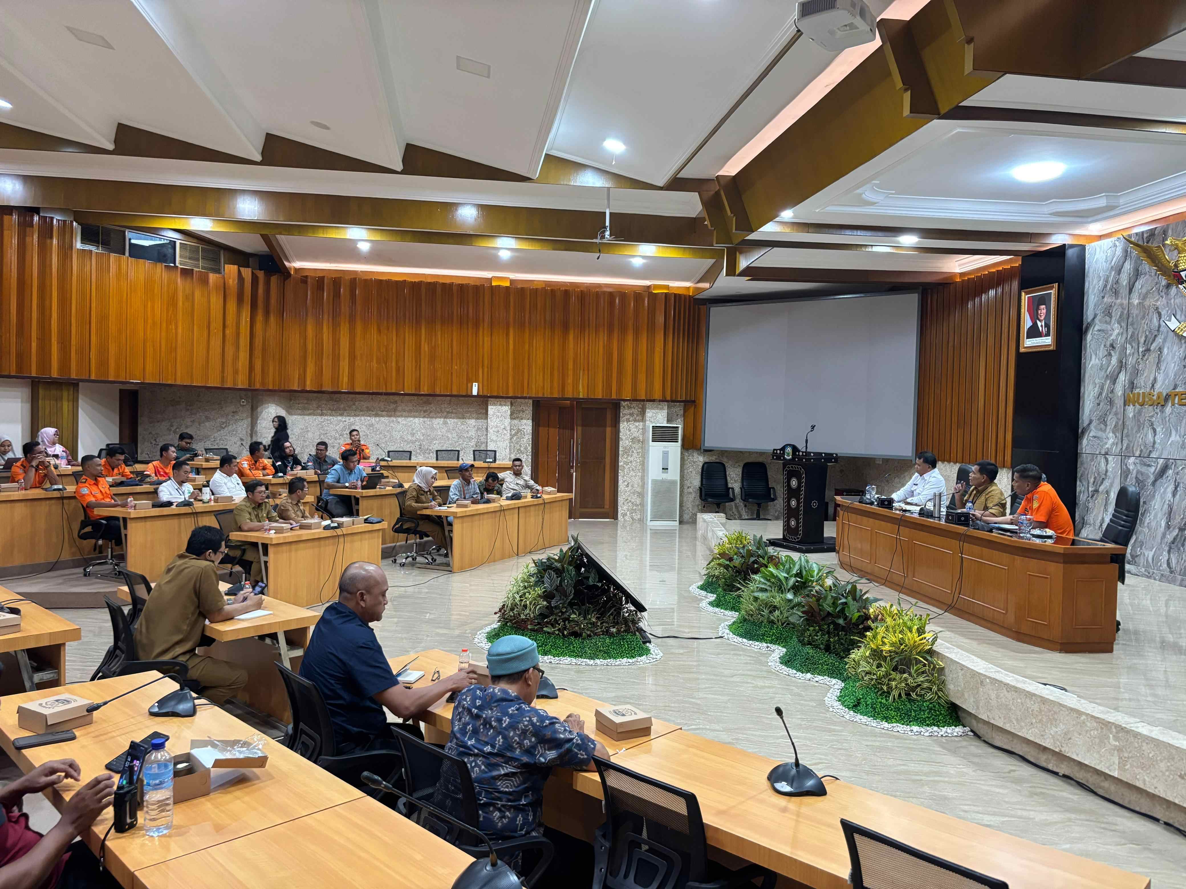 TERIMA SARAN DAN MASUKAN: Rapat koordinasi yang digelar Pemprov NTB bersama pihak terkait, di Kantor Gubernur NTB, Senin (30/6), membahas evaluasi pendakian Gunung Rinjani.