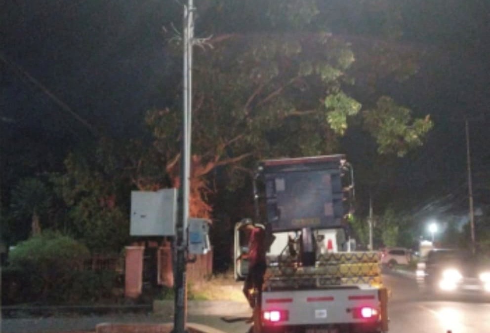 GERAK CEPAT: Mobil Dishub setelah selesai memperbaiki PJU di TGH Saleh Hambali, Dasan Cermen, Minggu (29/6).