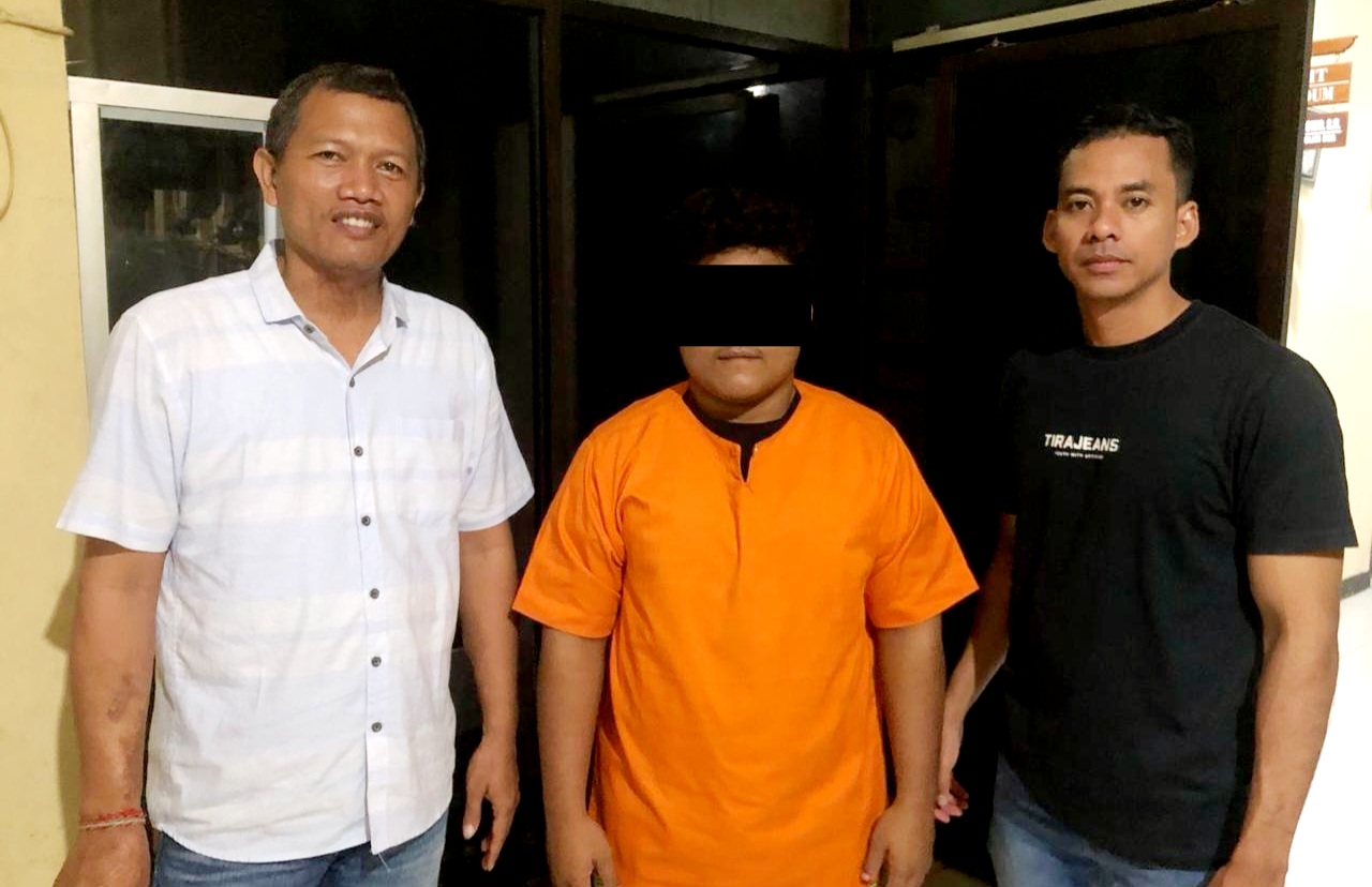 SERAHKAN DIRI: Pelaku pencurian HP berinisial A menyerahkan diri ke Polres Lobar didampingi ibunya.
