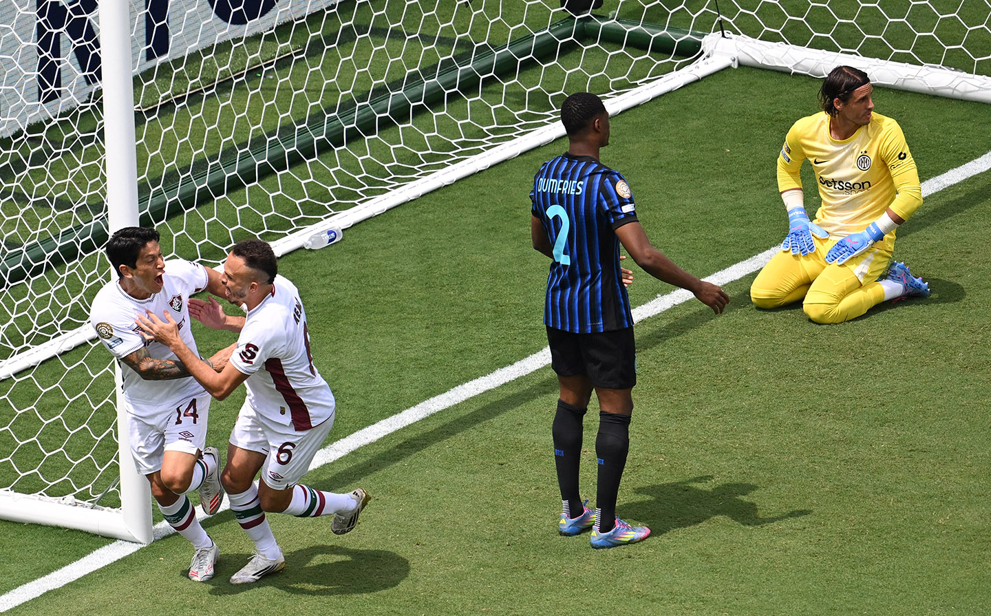 Pemain Fluminese German Cano (kiri) bersama rekannya Rene usai menjebol gawang Inter Milan di babak 16 besar Piala Dunia Antarklub FIFA 2025 di Charlotte, Carolina Utara.