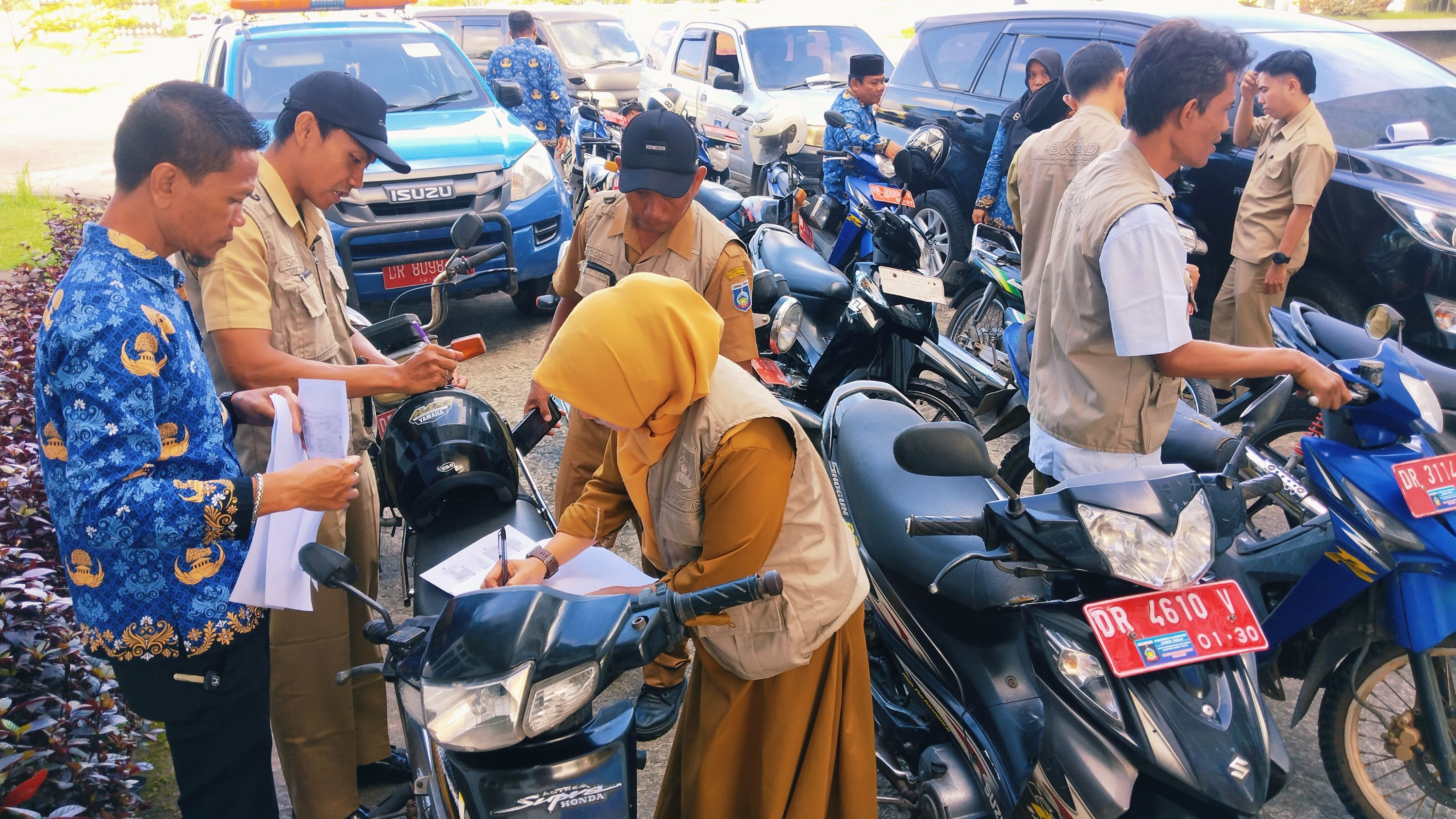SENSUS RANDIS: Petugas mendata kendaraan dinas baik roda dua dan empat yang dimiliki Pemkab Loteng pada awal bulan Juni lalu.