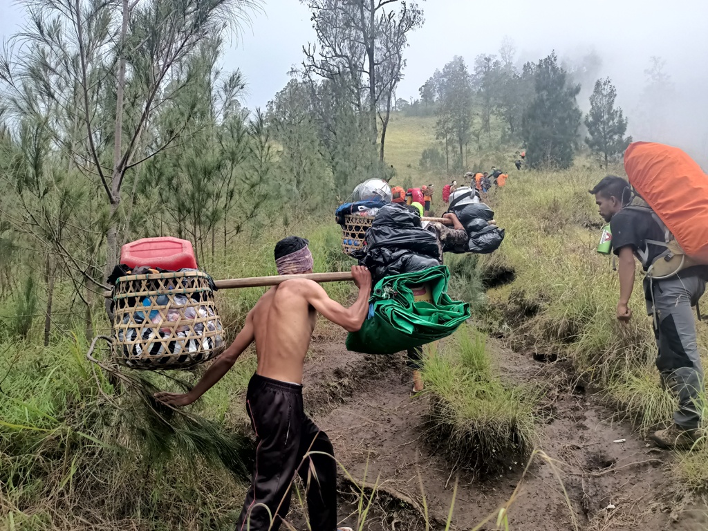 PENDAKIAN : Seorang porter memanggul logistik untuk pendaki di jalur pendakian menuju Pelawangan Sembalun beberapa waktu lalu. Pendakian Rinjani kini menjadi sorotan menyusul tewasnya Juliana.