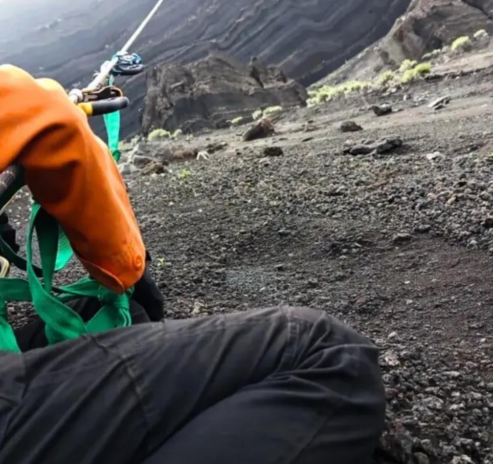 Agam Rinjani merangkak di tebing Gunung Rinjani saat evakuasi jasad Juliana Marins.