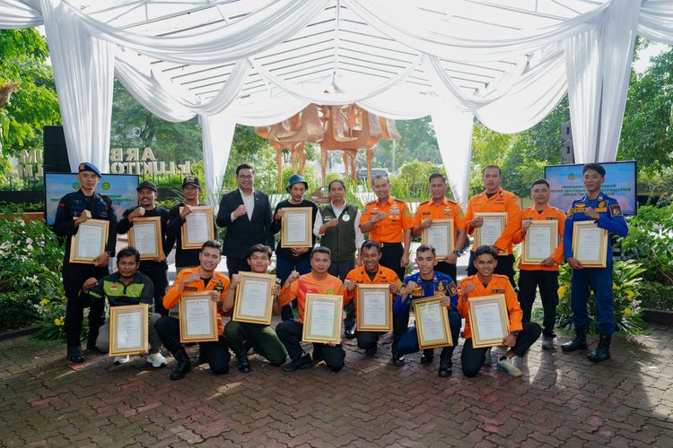 Menteri Kehutanan (Menhut) Raja Juli Antoni memberikan penghargaan kepada tim gabungan evakuasi pendaki asal Brasil, Juliana Marnis yang mengalami musibah di Gunung Rinjani, Selasa (1/7).