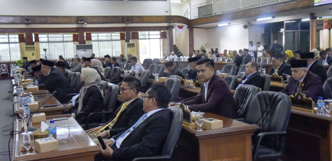 SIDANG PARIPURNA: Anggota DPRD NTB menghadiri sidang paripurna terkait persetujuan raperda SOTK, Senin (30/6).