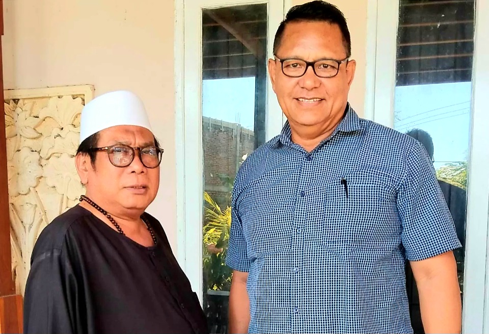 DITAHAN: Mantan Bupati Lombok Tengah Moh Suhaili FT (kiri) bersama penasehat hukumnya Abdul Hanan belum lama ini.