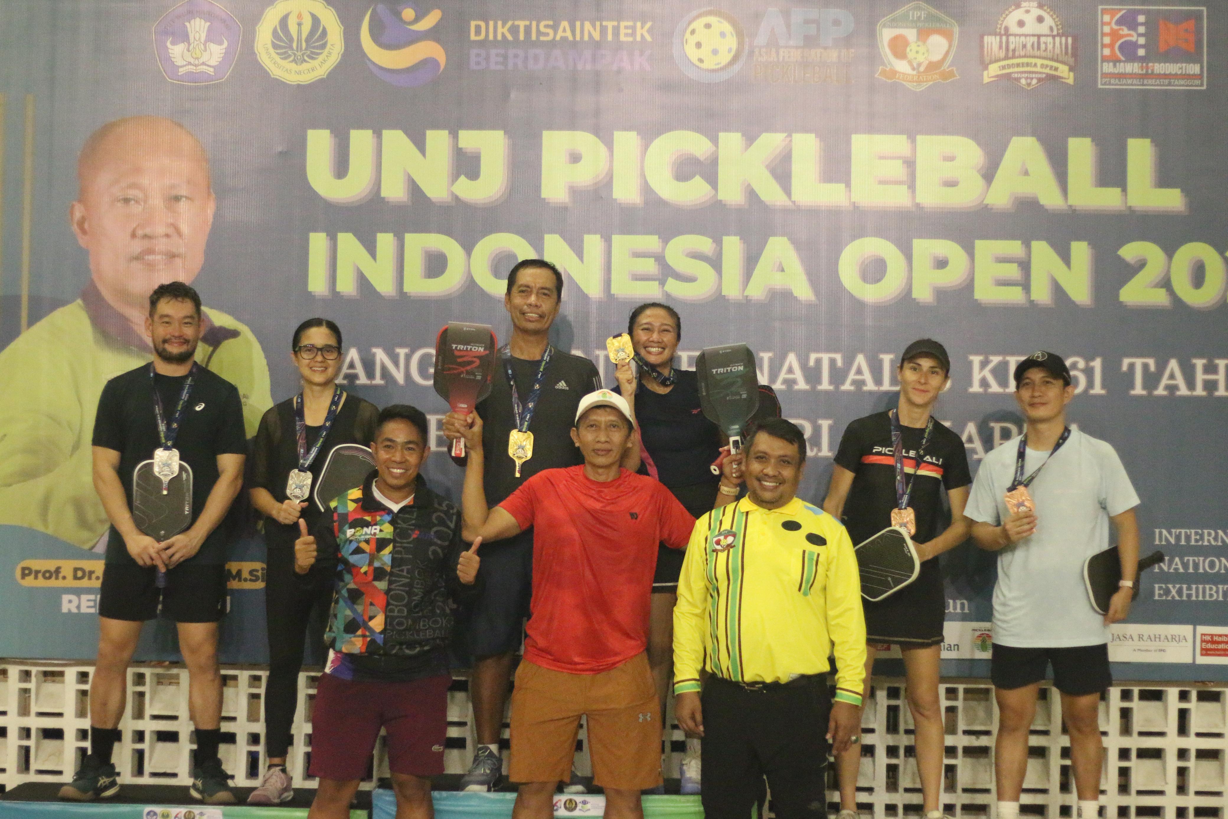 Pasangan ganda campuran Wirawan dan Meitha berhasil meraih medali emas pada ajang UNJ Pickleball Indonesia Open 2025 di Jakarta.