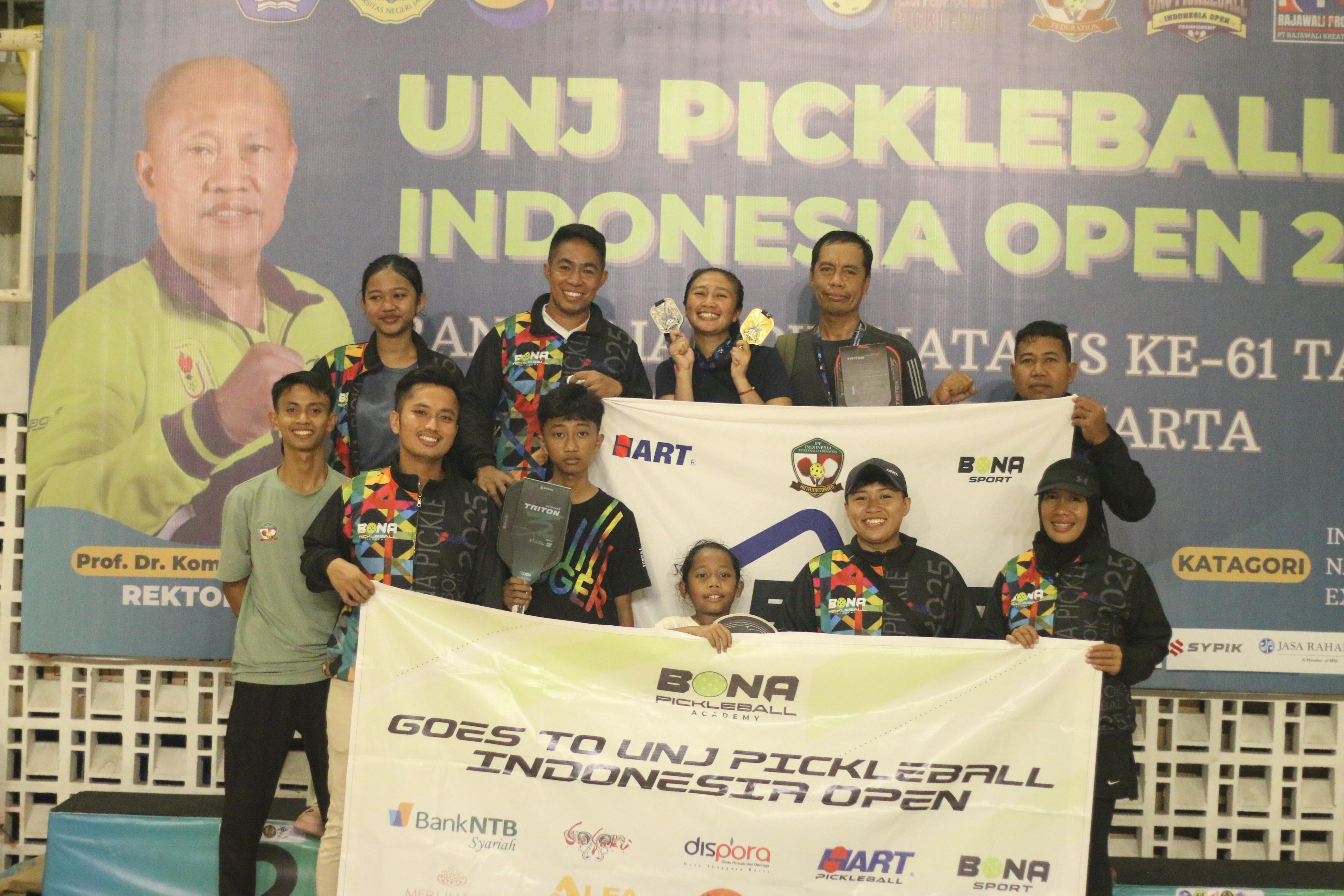 Atlet pickleball binaan Bona Pickleball Academy berhasil membawa pulang empat medali dari ajang UNJ Pickleball Indonesia Open 2025.