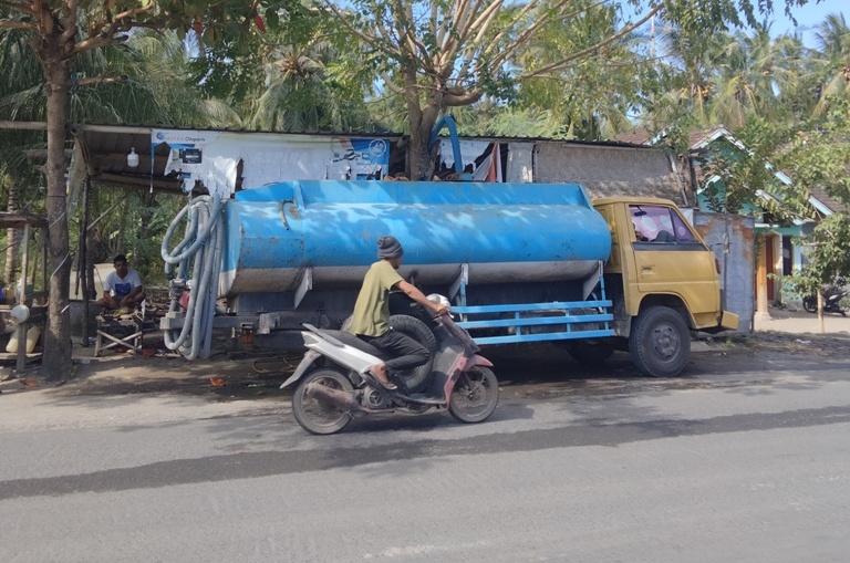AIR BERSIH: Salah satu mobil tangki saat mengisi air bersih di mata air Lingkok Tutuk, Desa Tutuk, Kecamatan Jerowaru untuk didistribusikan ke beberapa desa di Kecamatan Jerowaru