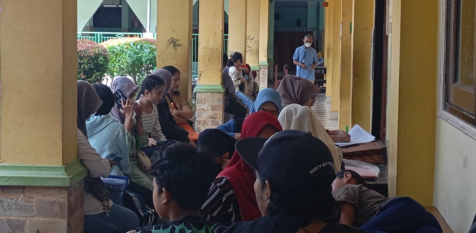 Para orang tua antre daftar pada SPMB di SMPN 1 Mataram, pekan lalu.